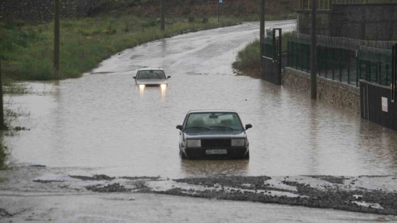 Beyşehir'de Sel: Araçlar Mahsur Kaldı Fabrikaları Su Bastı
