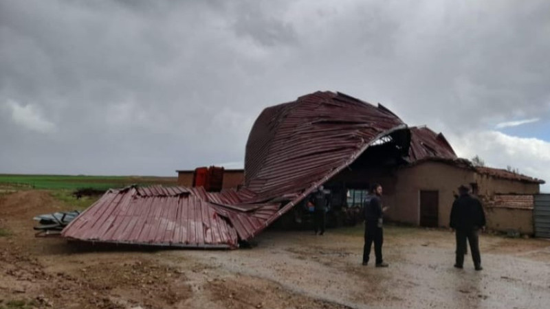 Şiddetli rüzgar ve fırtına çatıları uçurdu 