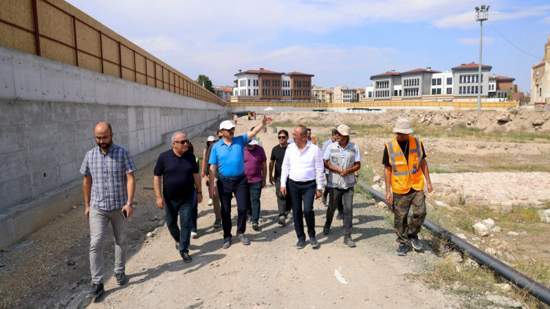 BAŞKAN ALTAY VE BAŞKAN KAVUŞ  PARK ALANINDA İNCELEMELERDE BULUNDU