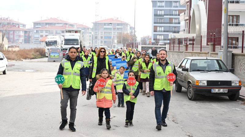 ÖĞRENCİLERİN OKULA GÜVENLE GİTMESİ İÇİN “YAYABÜS” PROJESİNİ BAŞLATILDI