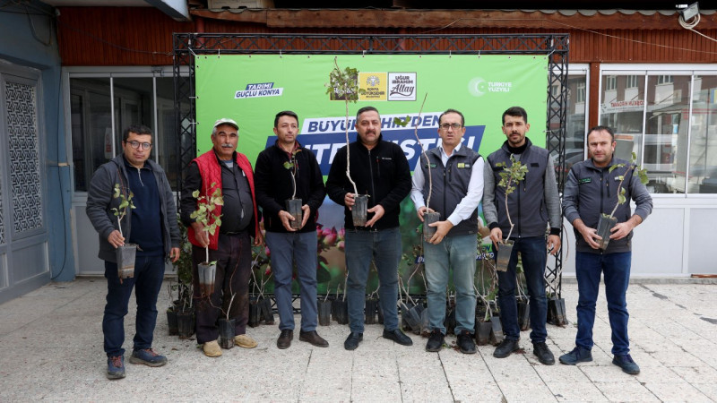 Konya Büyükşehir üreticinin yanında; 9 İlçe, 61 Mahallede 4 bin Antep Fıstığı Fidanını üreticiye 