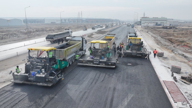 Konya Büyükşehir, tramvay hattı çalışmaları devam eden Aslım Caddesi'nde yoğun asfalt çalışmalarını 