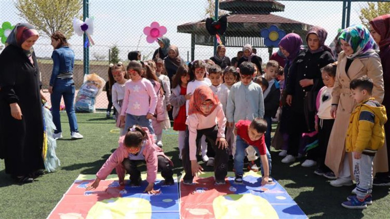 Beytül Hikmet 4-6 Yaş Kur'an Kursu’nda renkli şenlik! Miniklerden aile temalı anlamlı etkinlik!