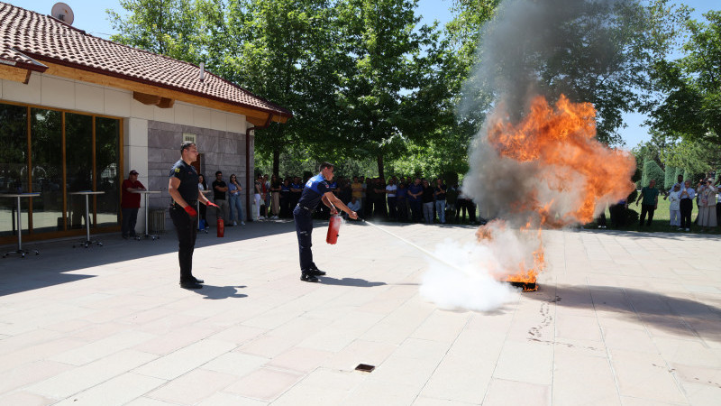 SELÇUKLU BELEDİYESİ PERSONELİNE UYGULAMALI YANGIN EĞİTİMİ VERİLDİ