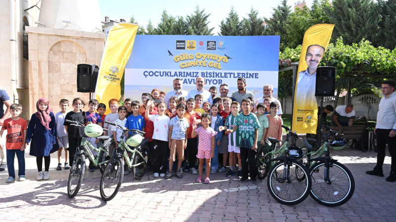Konya’da çocukları sevindiren buluşma! Başkan Altay’dan 40 gün sabah namazı kılanlara bisiklet sürpr